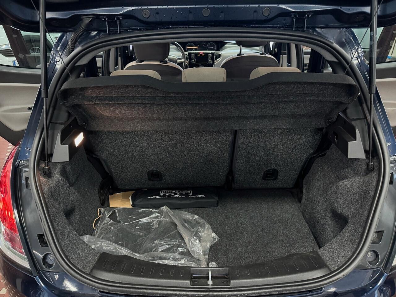 Lancia Ypsilon 1.2 69 CV 5 porte Platinum - NEOPATENTATI