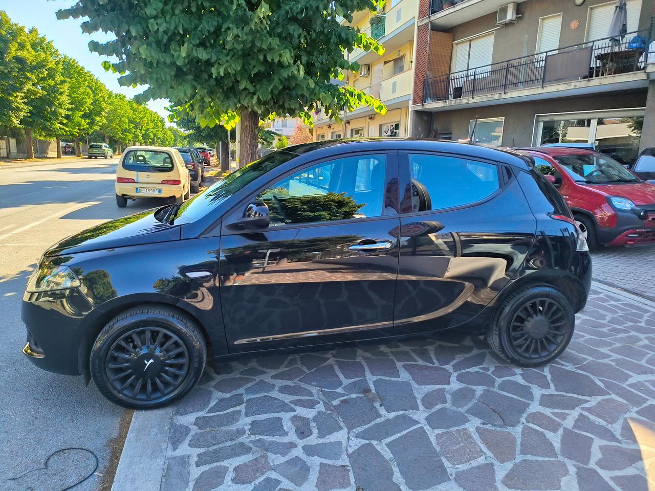 Lancia Ypsilon 1.0 FireFly 5 porte S&S Hybrid Ecochic Silver