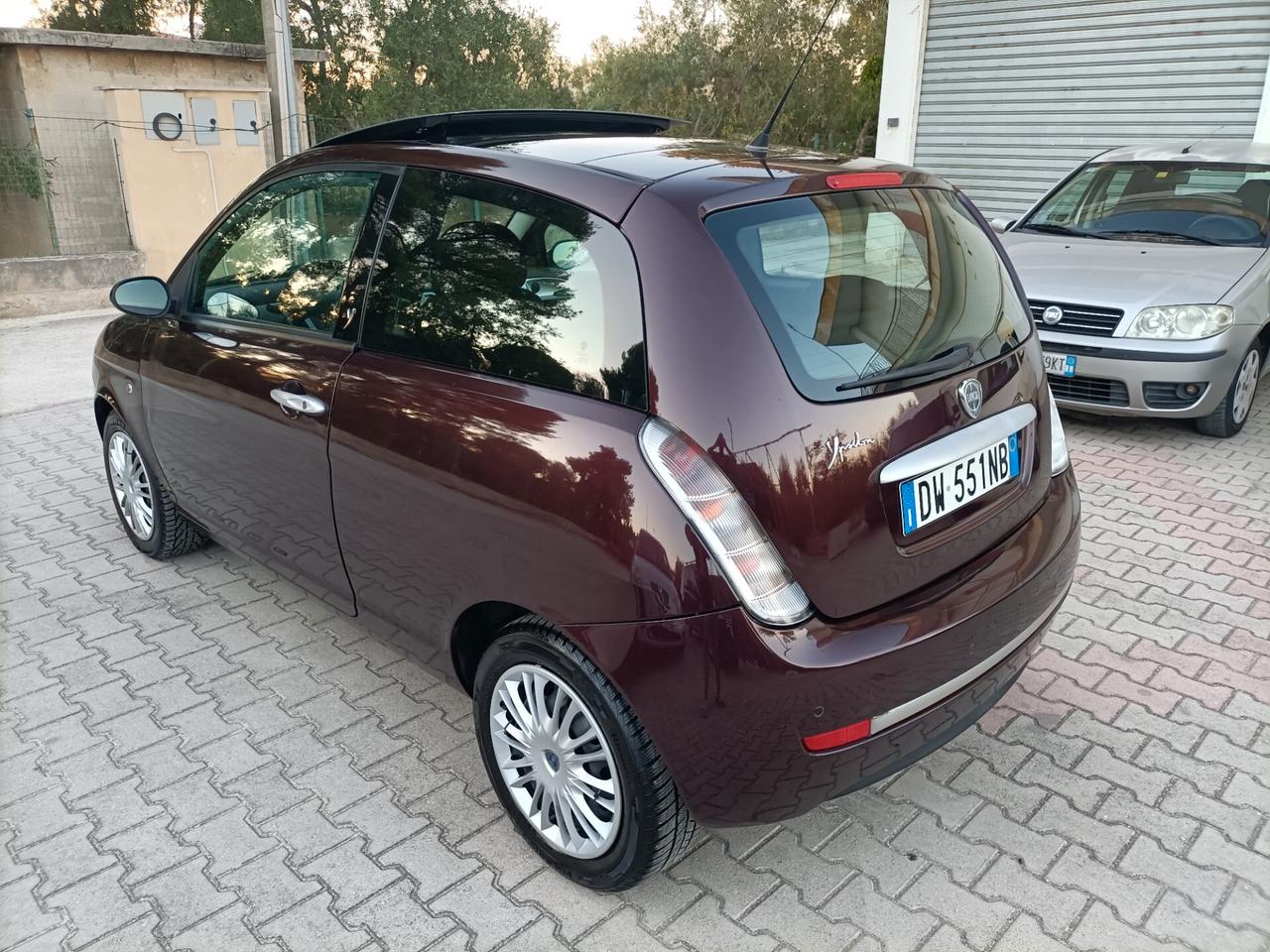 Lancia Ypsilon 1.3 MJT 75 CV Platino/tetto apribile