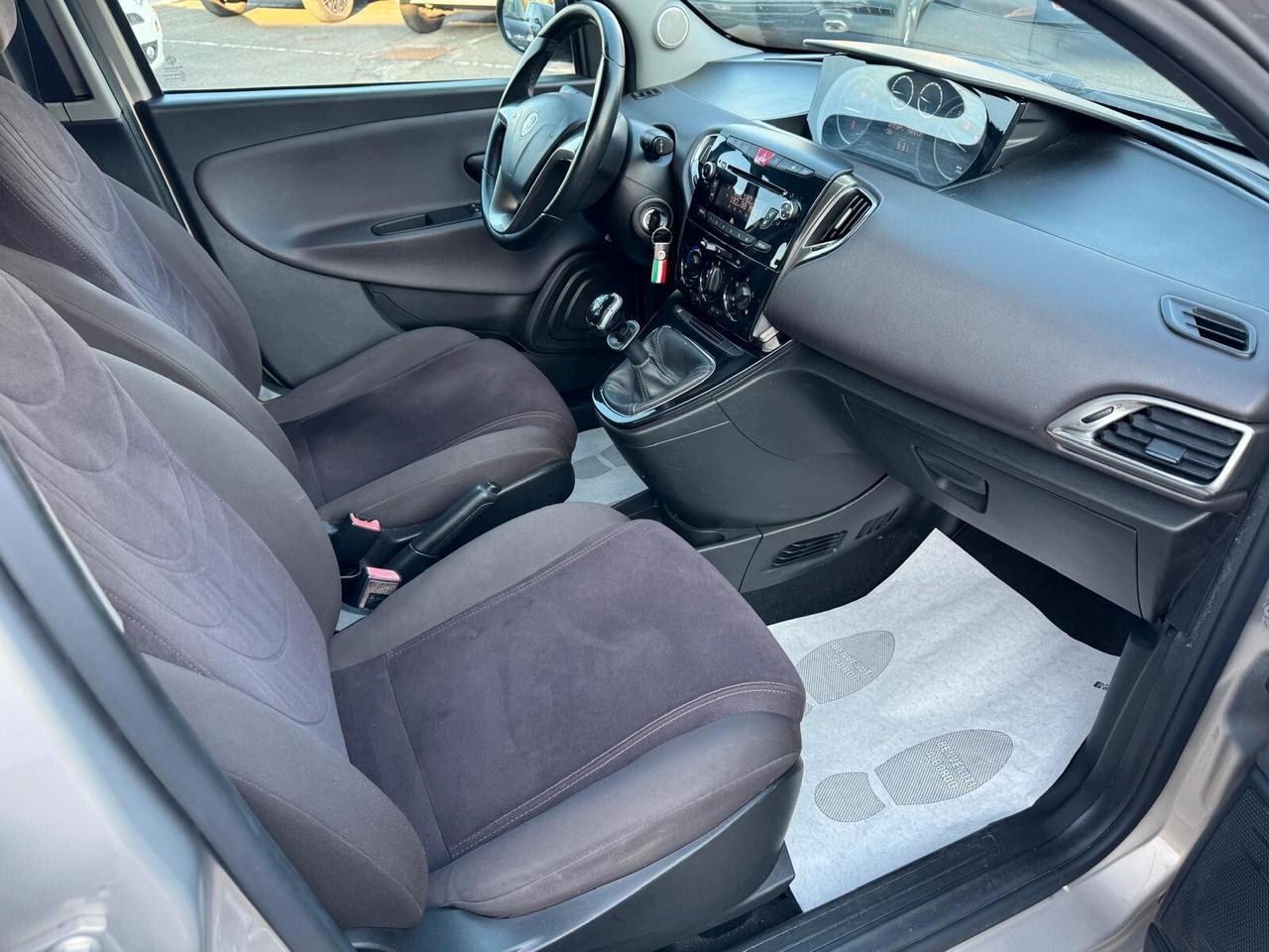 Lancia Ypsilon 1.2 BENZ 69CV GOLD 2013
