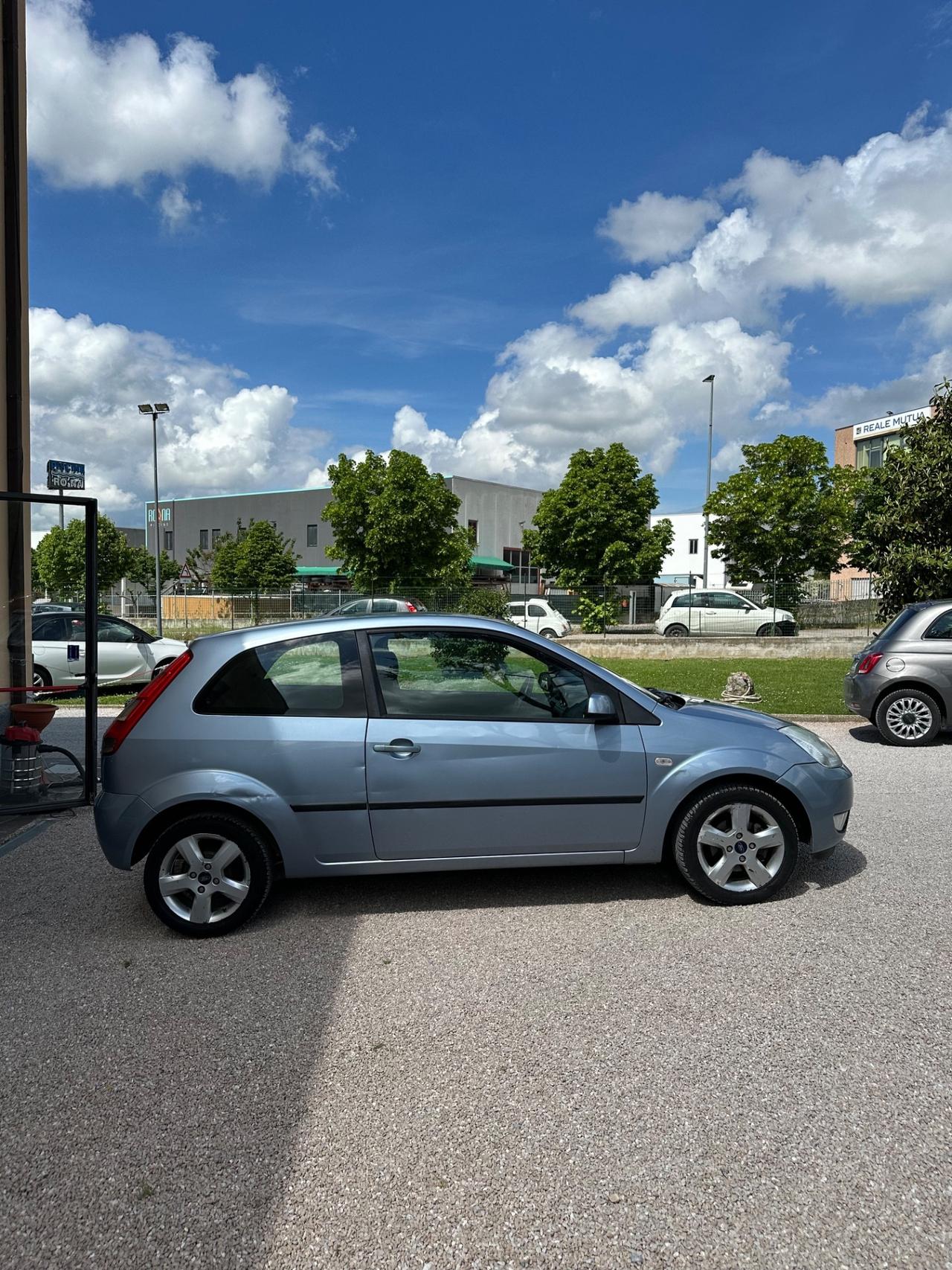 Ford Fiesta 1.4 TDCi 3p. Ghia ok neopatentati