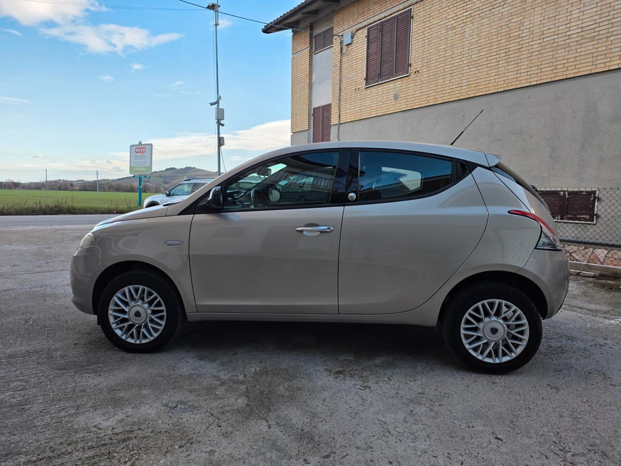 Lancia Ypsilon 0.9 TwinAir 85 CV 5 porte Metano Ecochic Gold