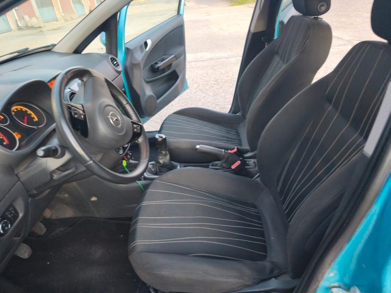 Opel Corsa 2011---1.2 Benzina Neopatentati