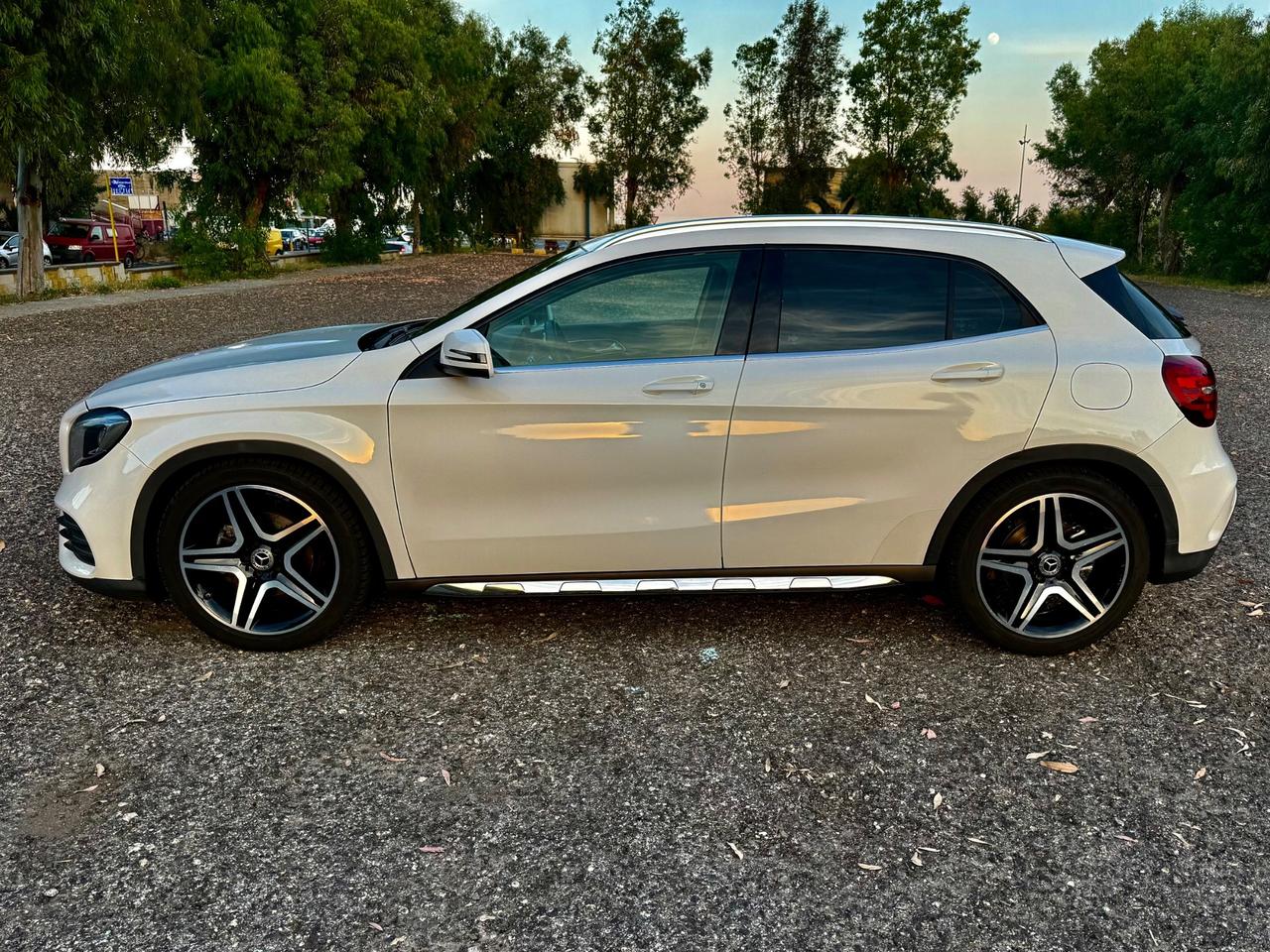 MERCEDES- BENZ GLA 200 D AMG PREMIUM