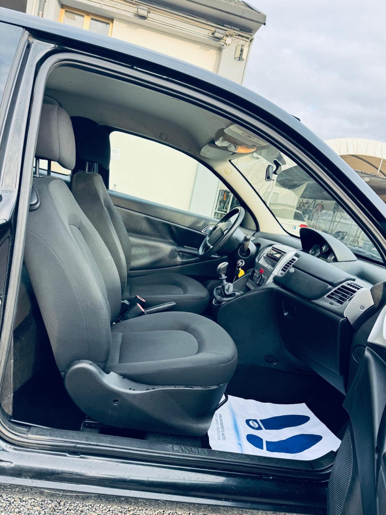 Lancia Ypsilon 1.2 69 CV Unyca