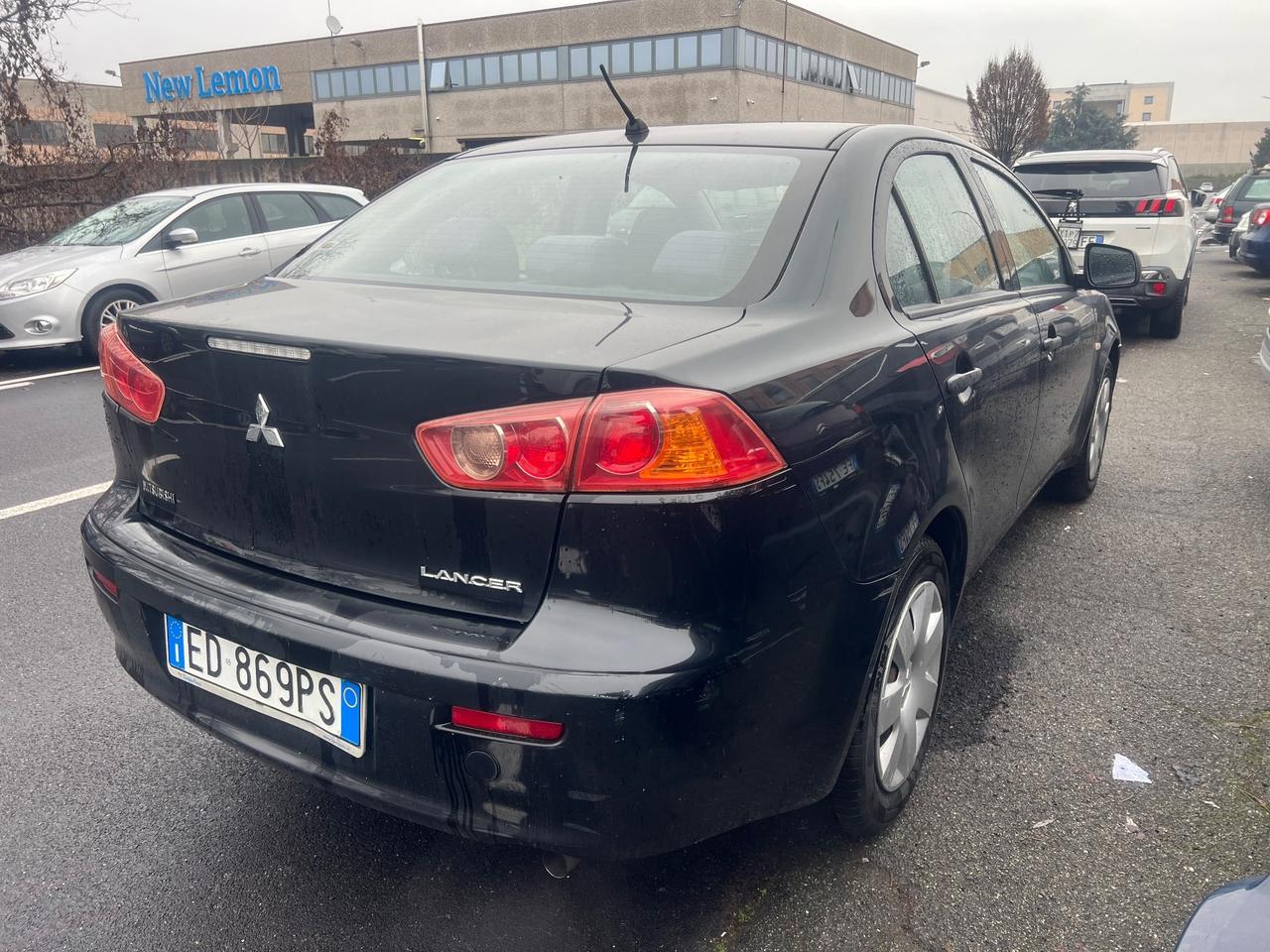 Mitsubishi Lancer 1.5 4p. Invite