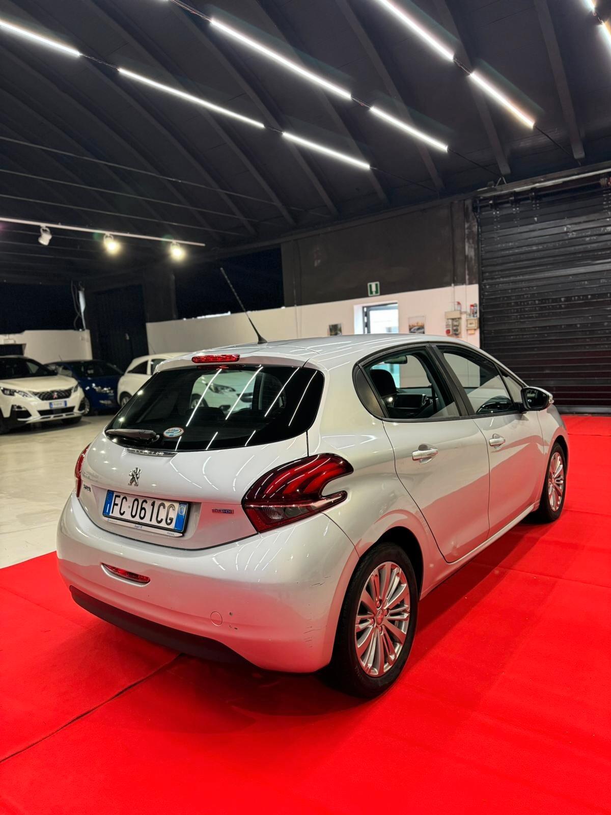 PEUGEOT 208 NEOPATENTATI