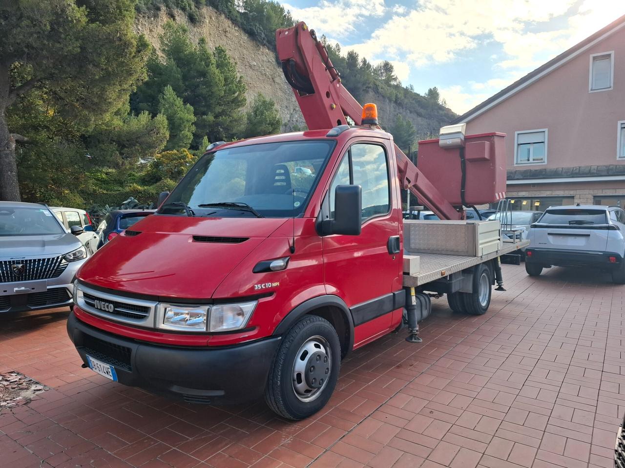 IVECO DAILY CON PIATTAFORMA MOBILE