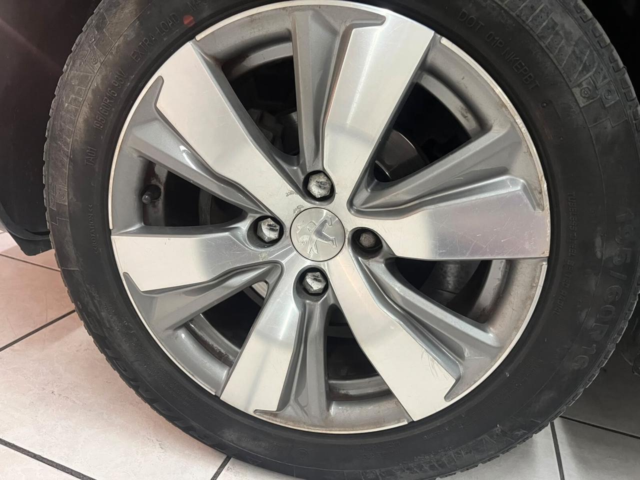 Peugeot 2008 1.6 e-HDi 92 CV *NEOPATENTATI*
