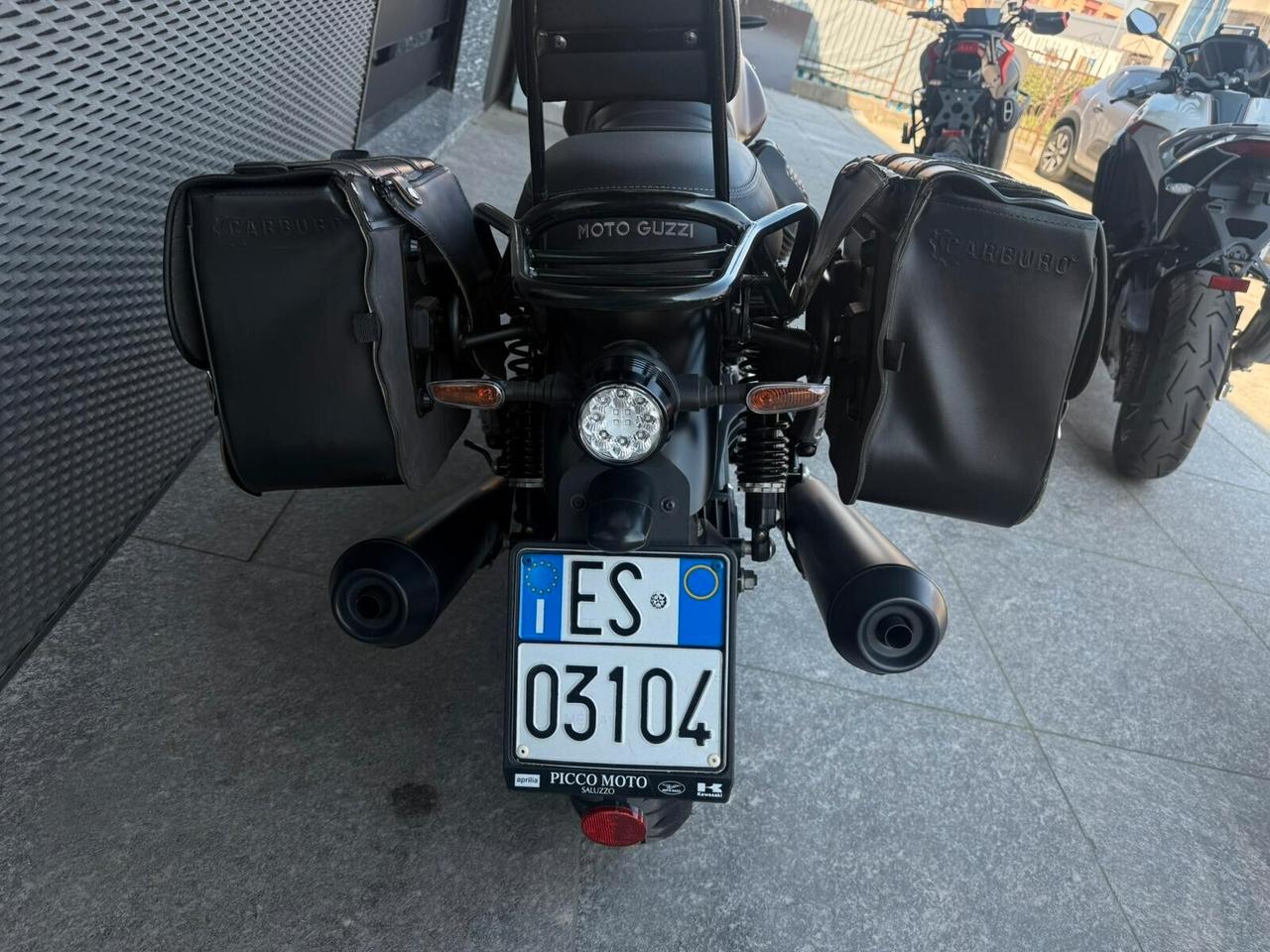 Moto Guzzi V7 night pack