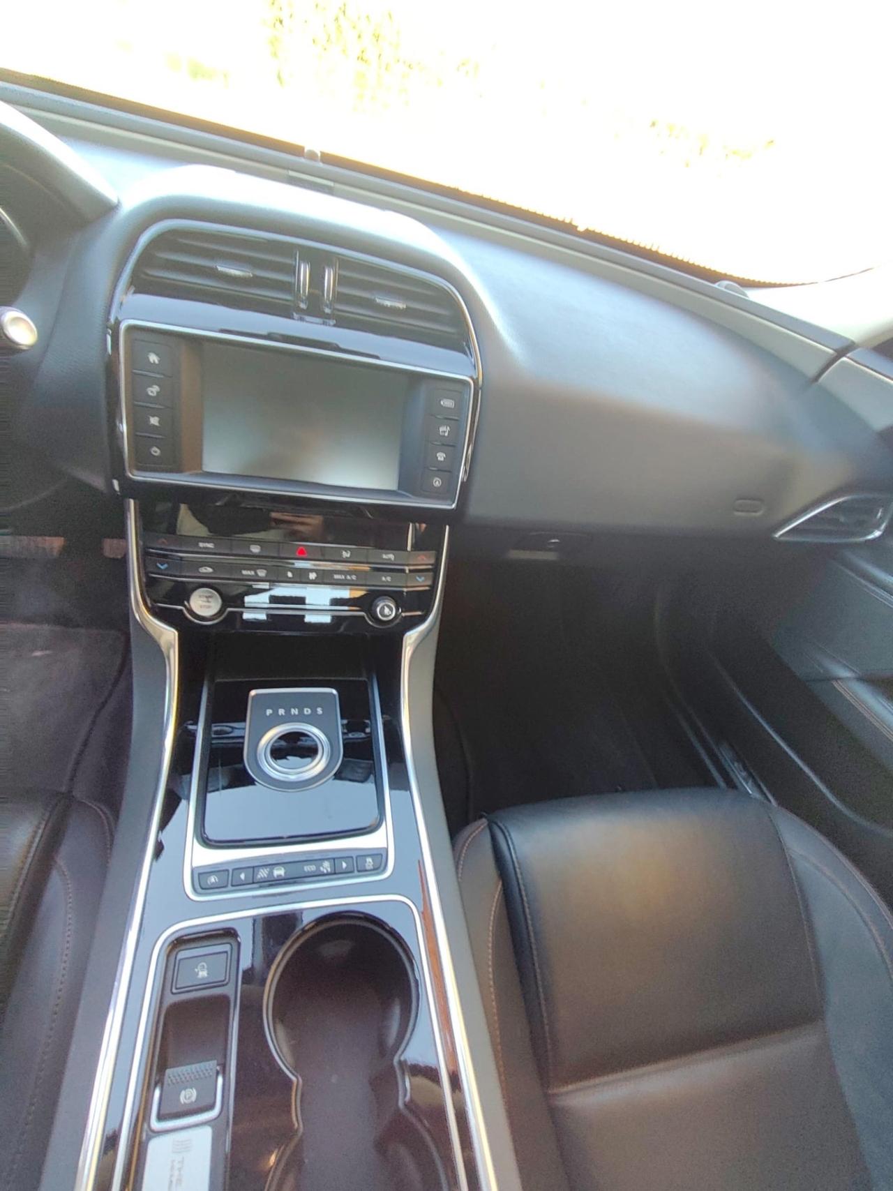 Jaguar XE 2.0 D Turbo 180CV aut. Portfolio km 129 mila permute e finanziamenti