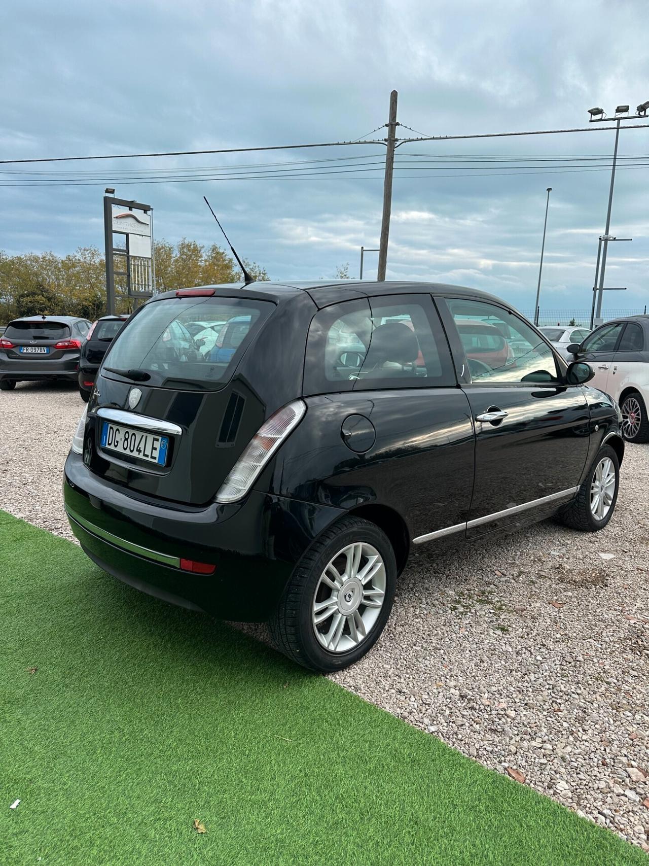 Lancia Ypsilon 1.4 16V Sport MomoDesign