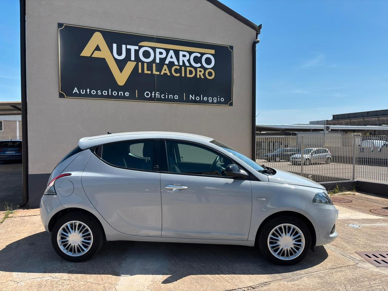 Lancia Ypsilon 1.0 FireFly 5 porte S&S Hybrid Ecochic Silver