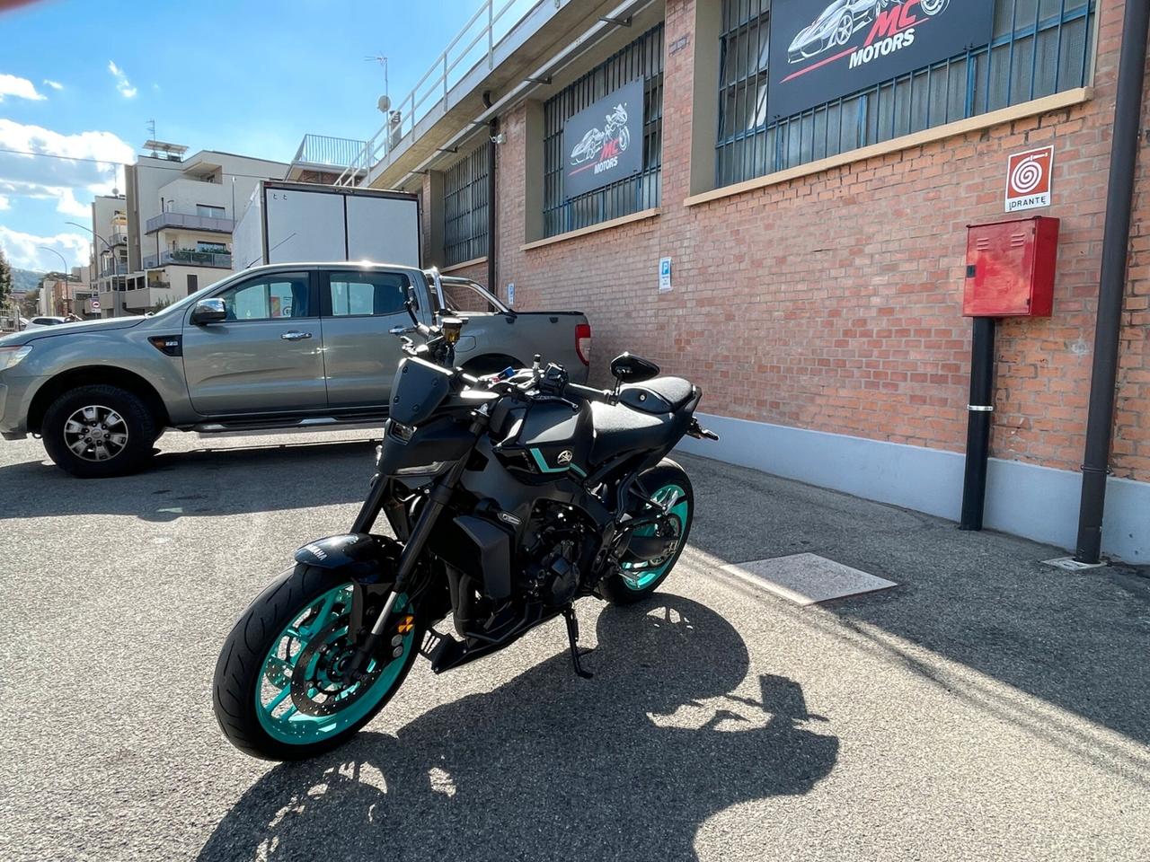 YAMAHA MT09 2024-SOLO 9.300 KM-AKRAPOVIČ COMPLETO -GARANZIA 03/2027