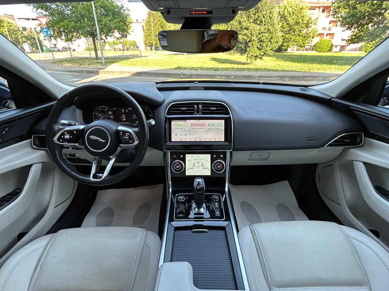 Jaguar XE 2.0 D 180 CV aut. R-Dynamic SE