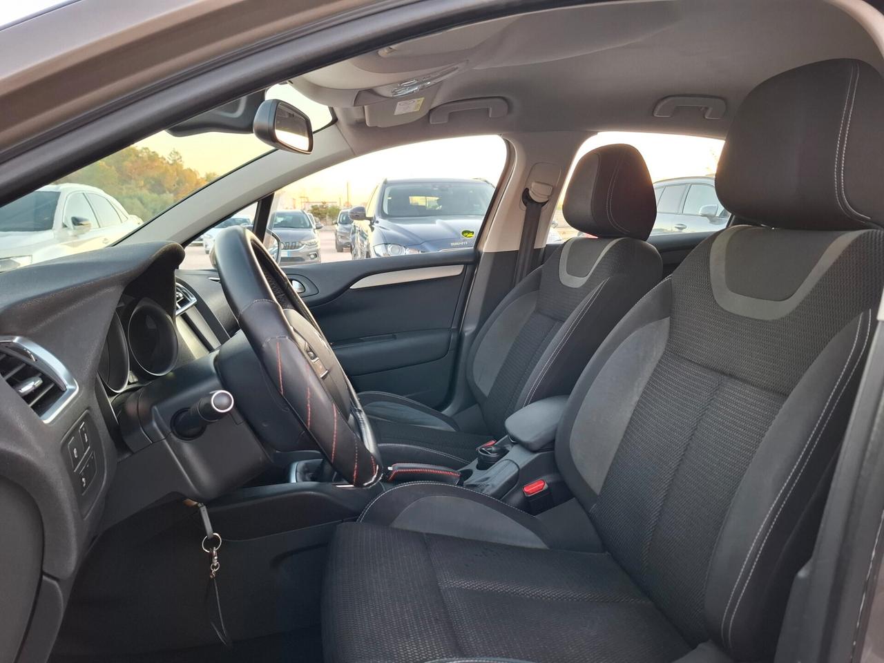 Citroen C4 1.6 HDi 90cv *NAVY-LED-PARK*