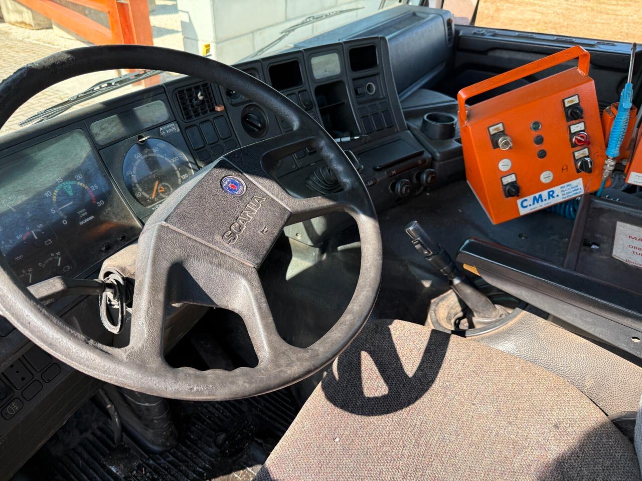 Scania P93.220 Cisterna bitume con asfaltatrice