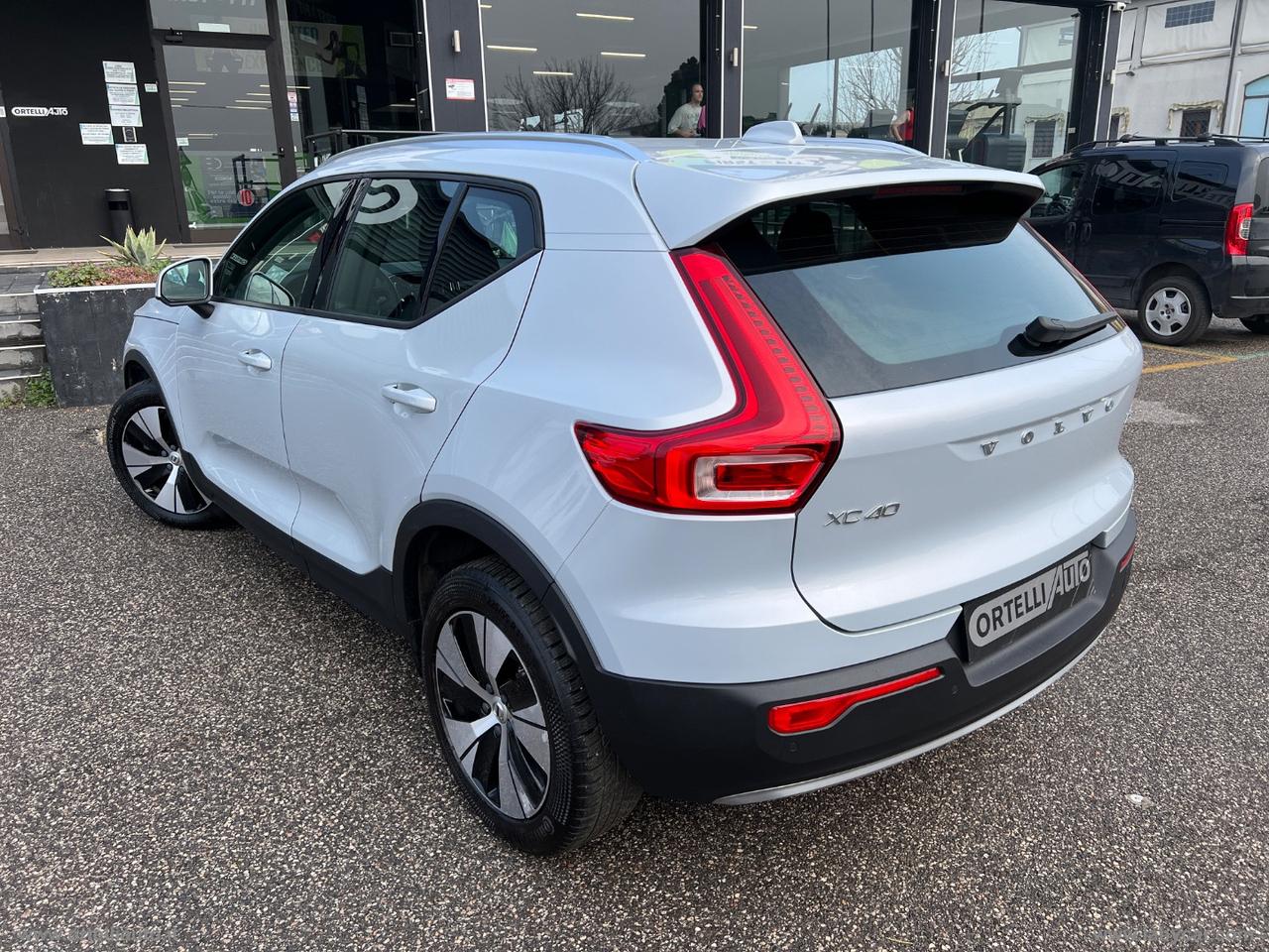 VOLVO XC40 D3 AWD Geartronic Momentum Pro IVA DEDUCIBILE