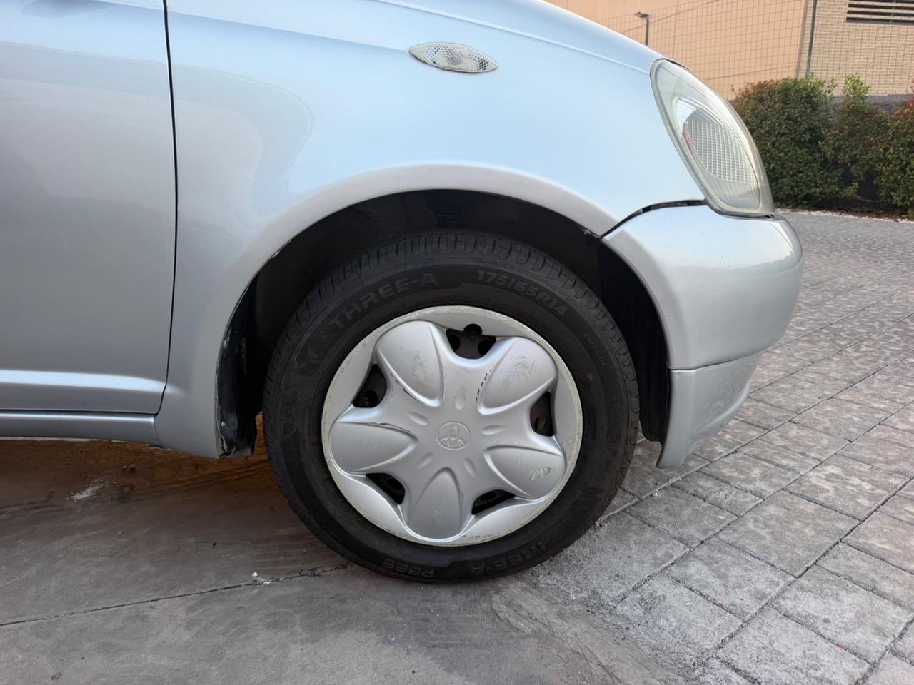 Toyota Yaris 1.0i 16V cat 5 porte Sol