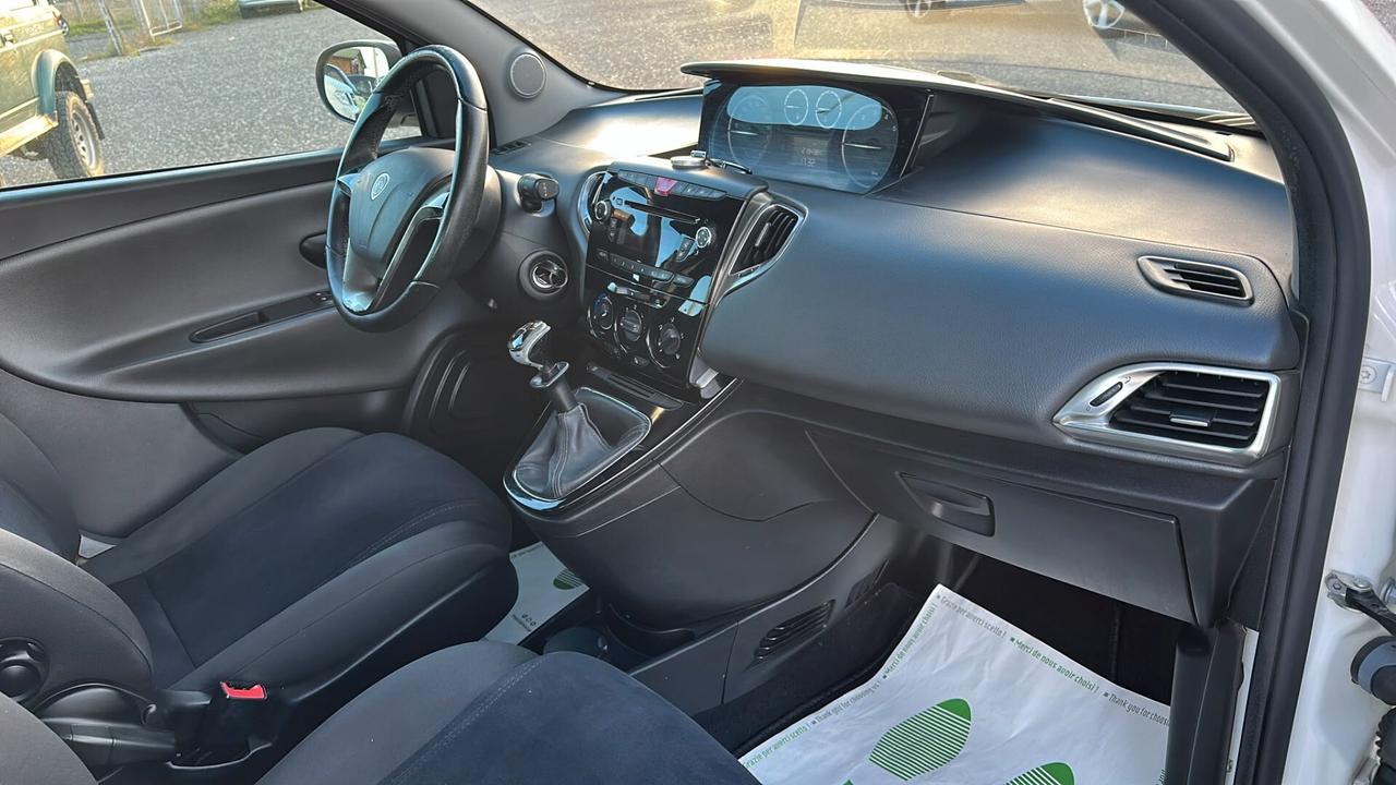 Lancia Ypsilon 0.9 TwinAir 85 CV 5 porte Metano Ecochic Silver