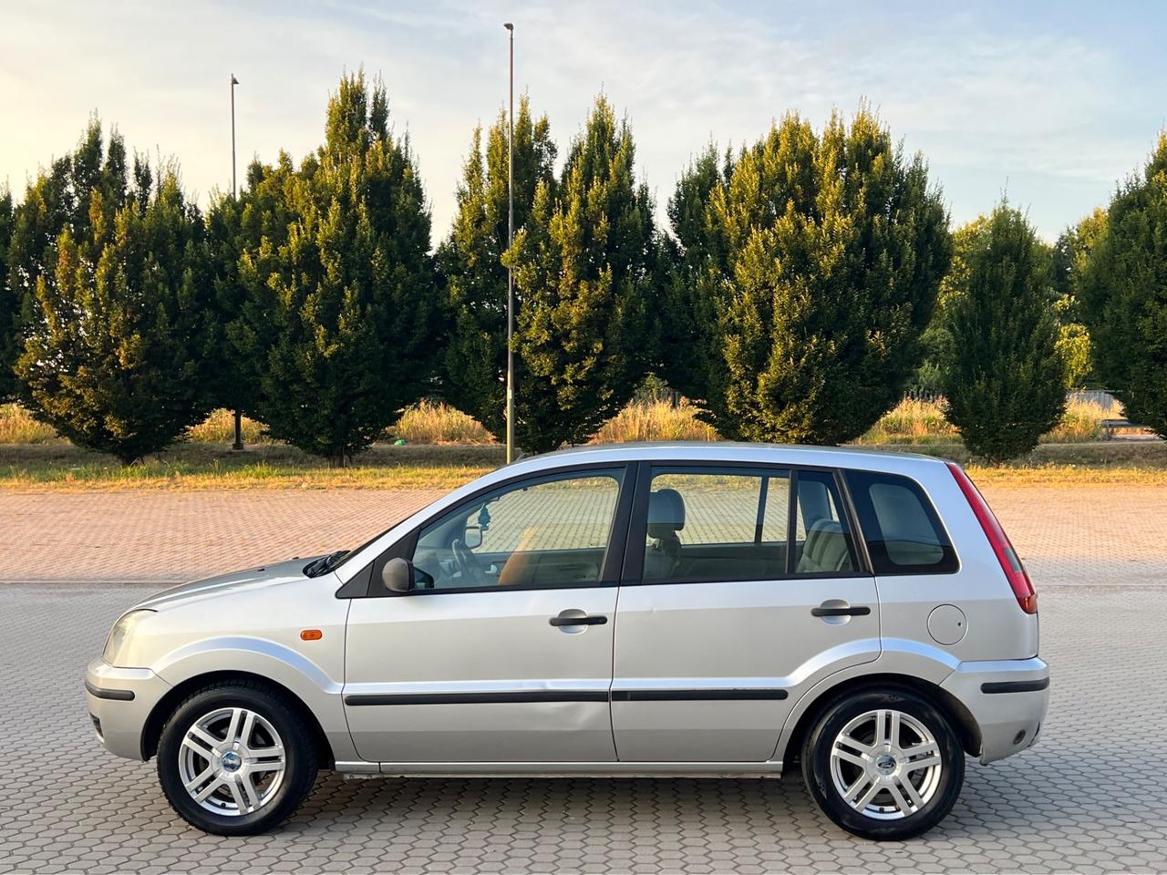 Ford Fiesta 1.2i 16V cat 5 porte Ambiente