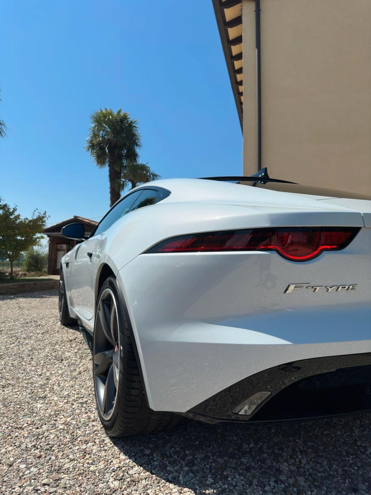 Jaguar F-Type 2.0 i4 RWD 300 CV aut. Coupé R-DYNAMIC