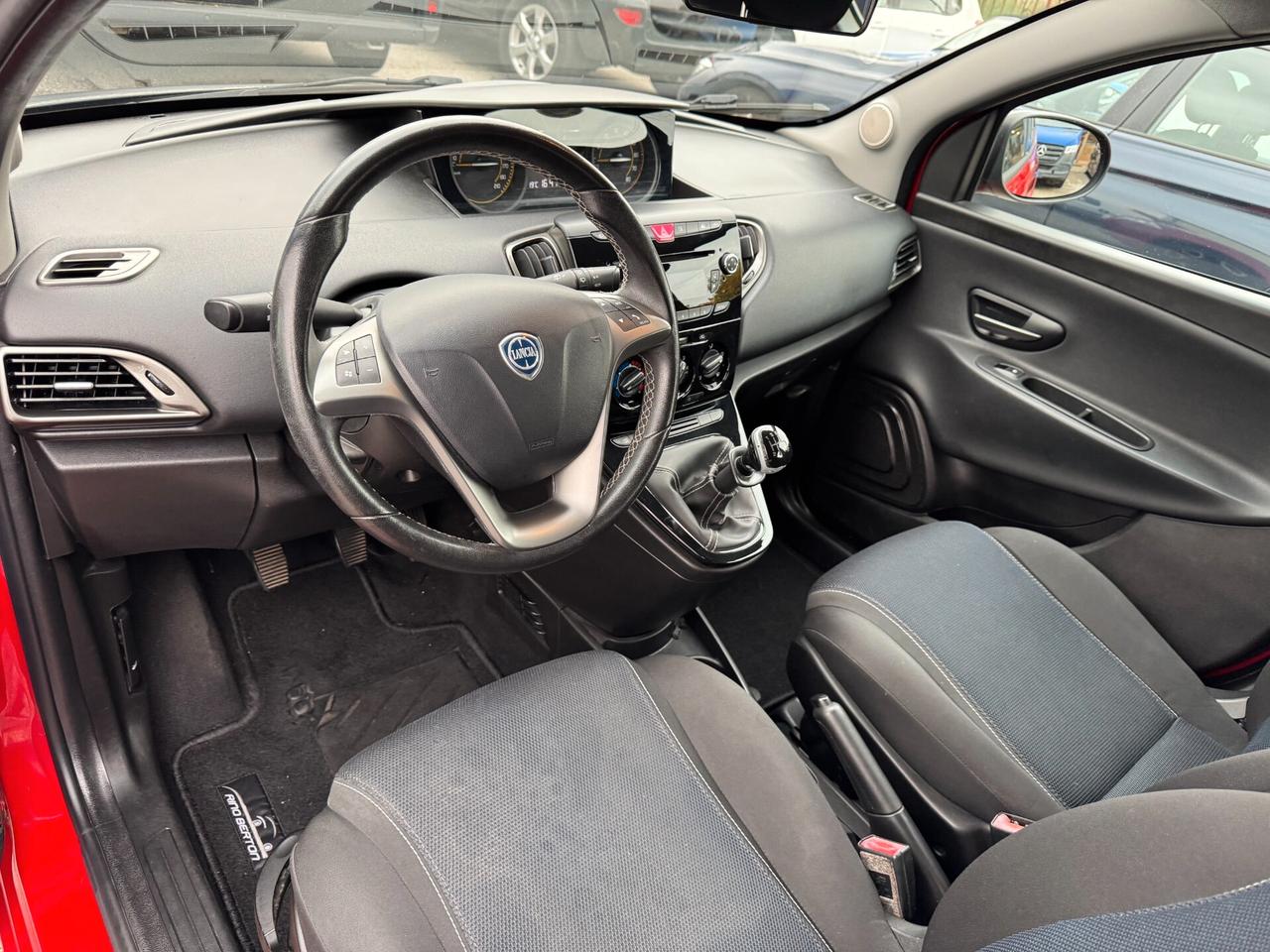 Lancia Ypsilon 1.2 69 CV 5 porte S Momodesign