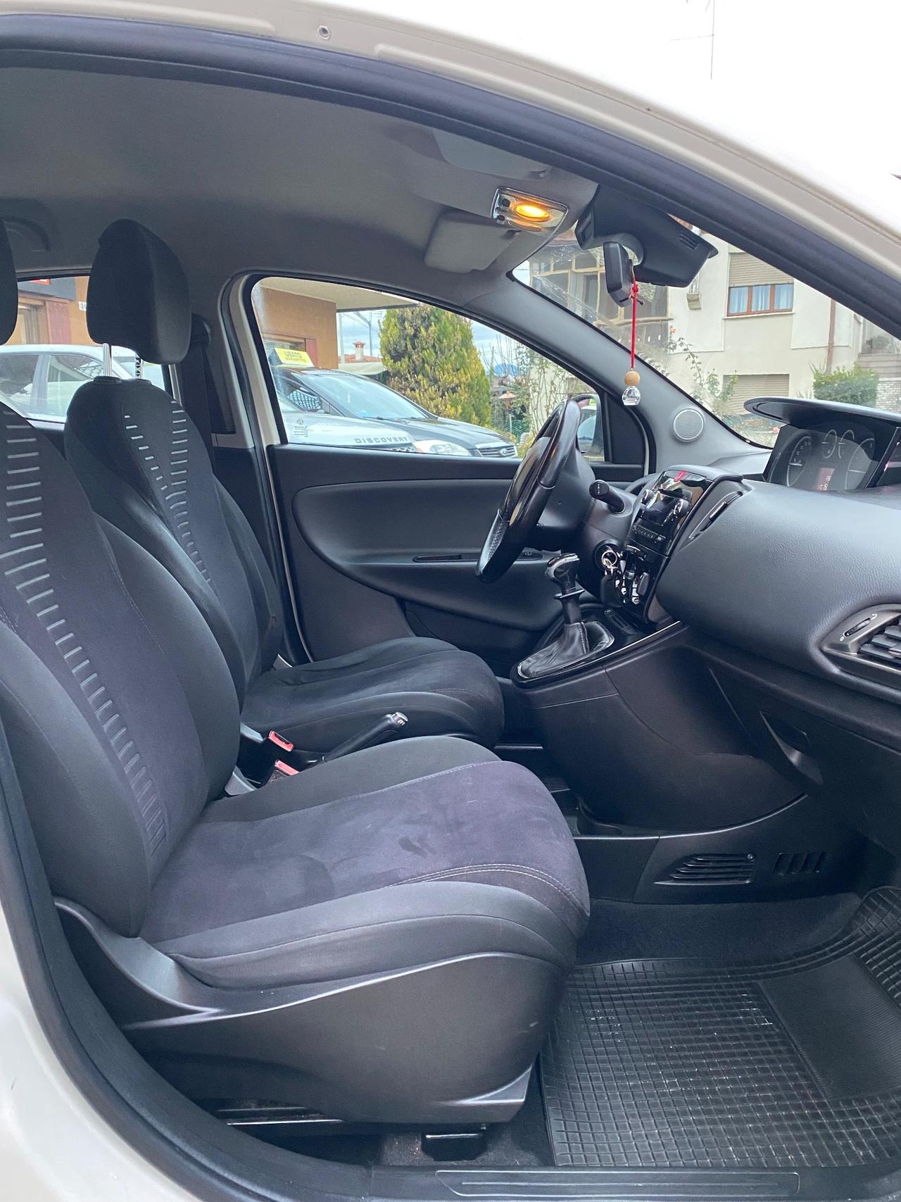 Lancia Ypsilon 1.2 69 CV 5 porte S&S Platinum