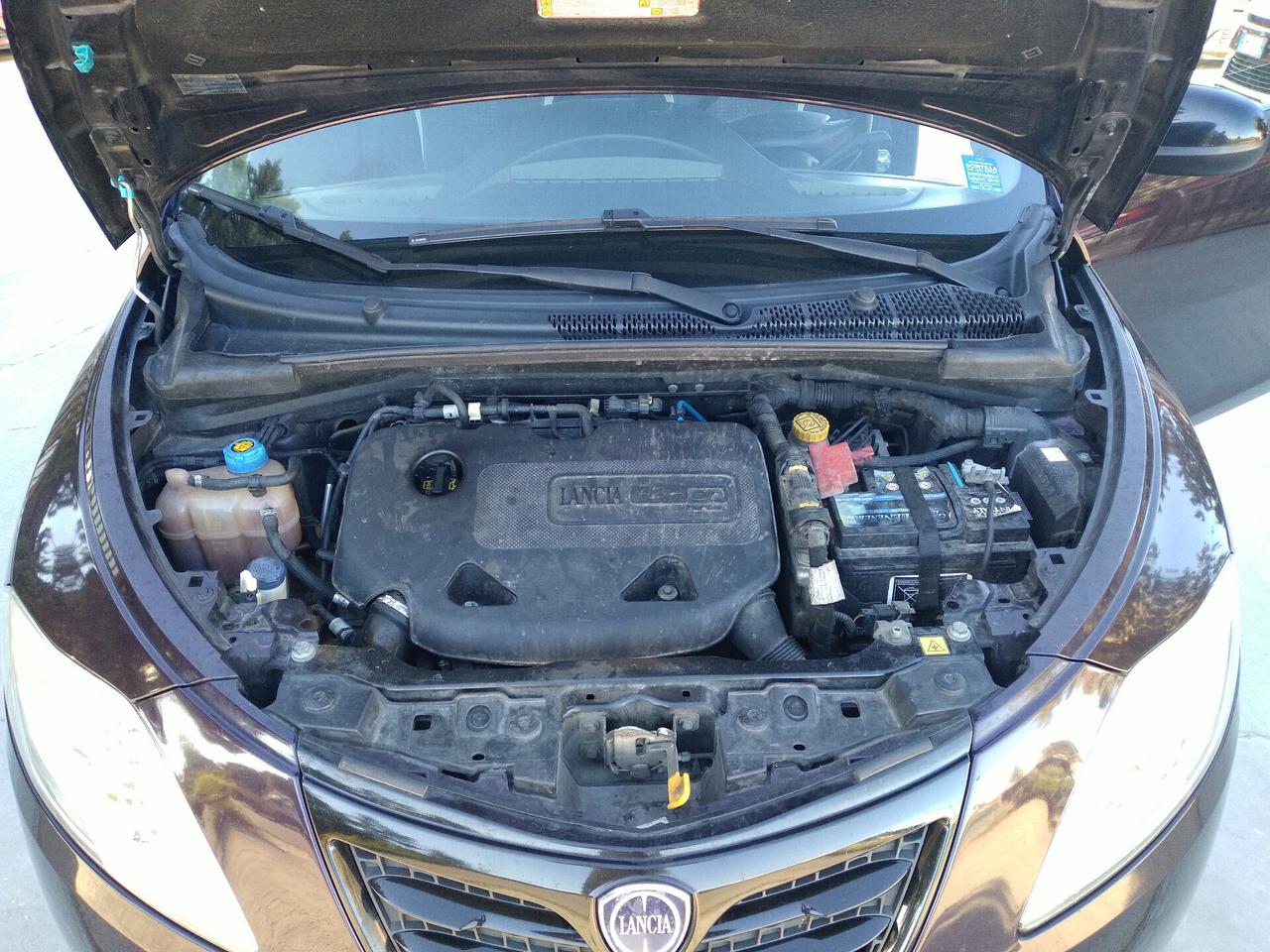 Lancia Ypsilon 0.9 TwinAir 85 CV 5 porte Metano Ecochic Silver