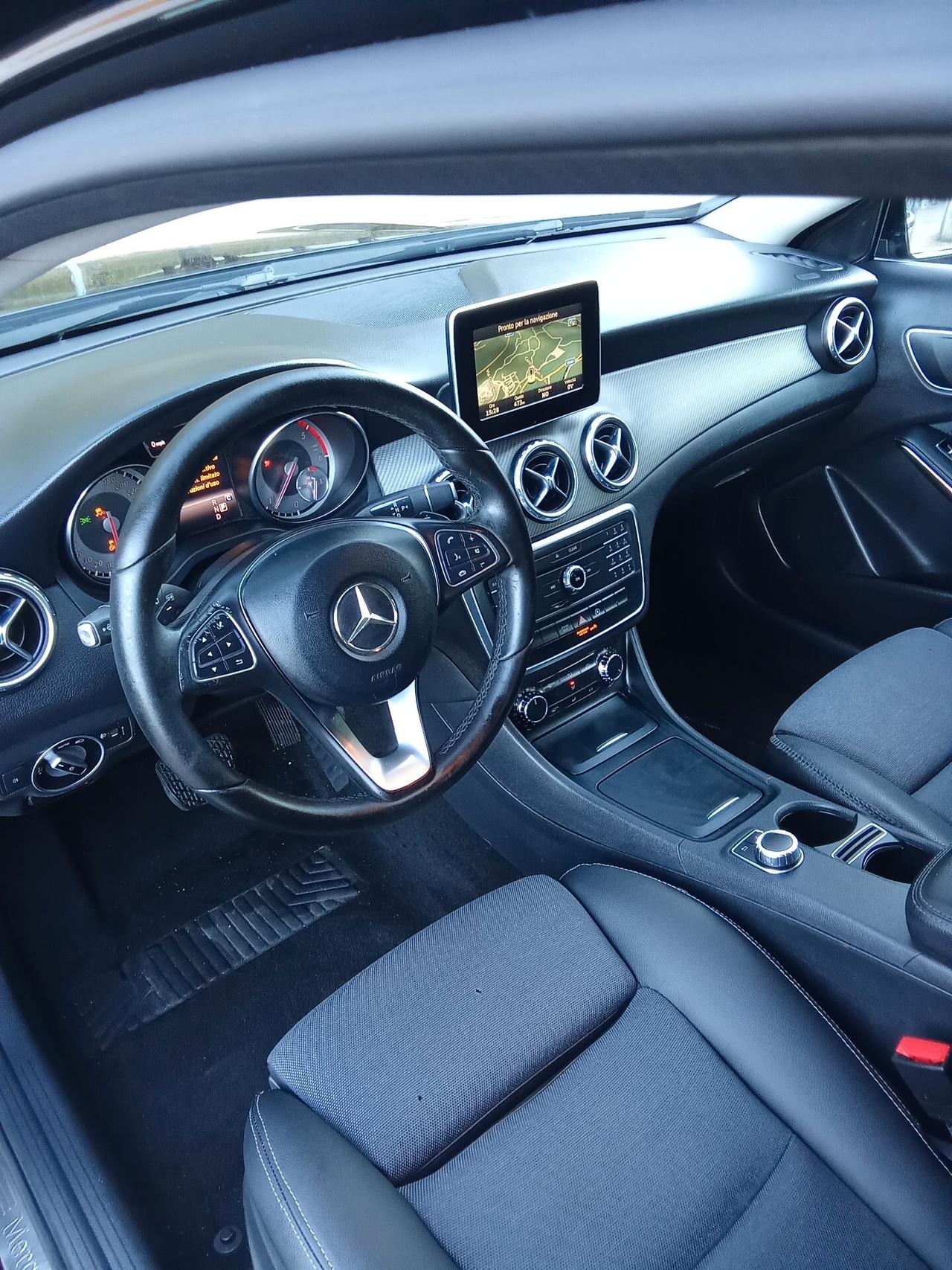 Mercedes-benz GLA 180 d 017