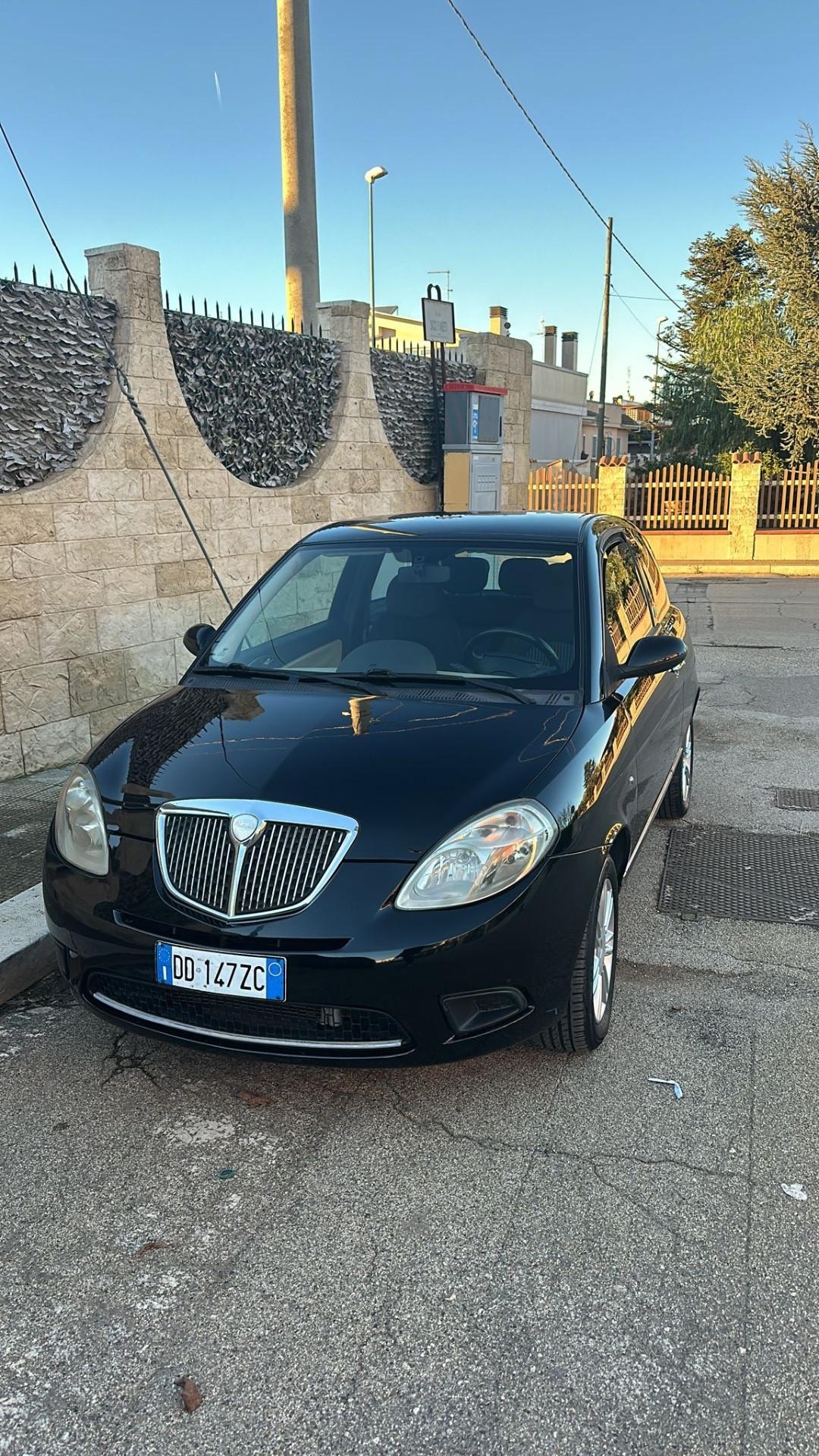 Lancia Ypsilon 1.3 MJT 90 CV Platino