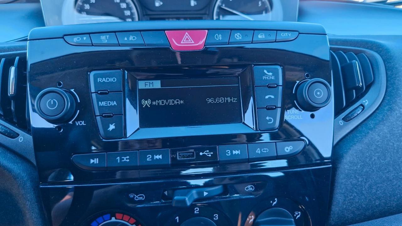 Lancia Ypsilon 1.0 FireFly 5 porte S&S Hybrid Ecochic Silver