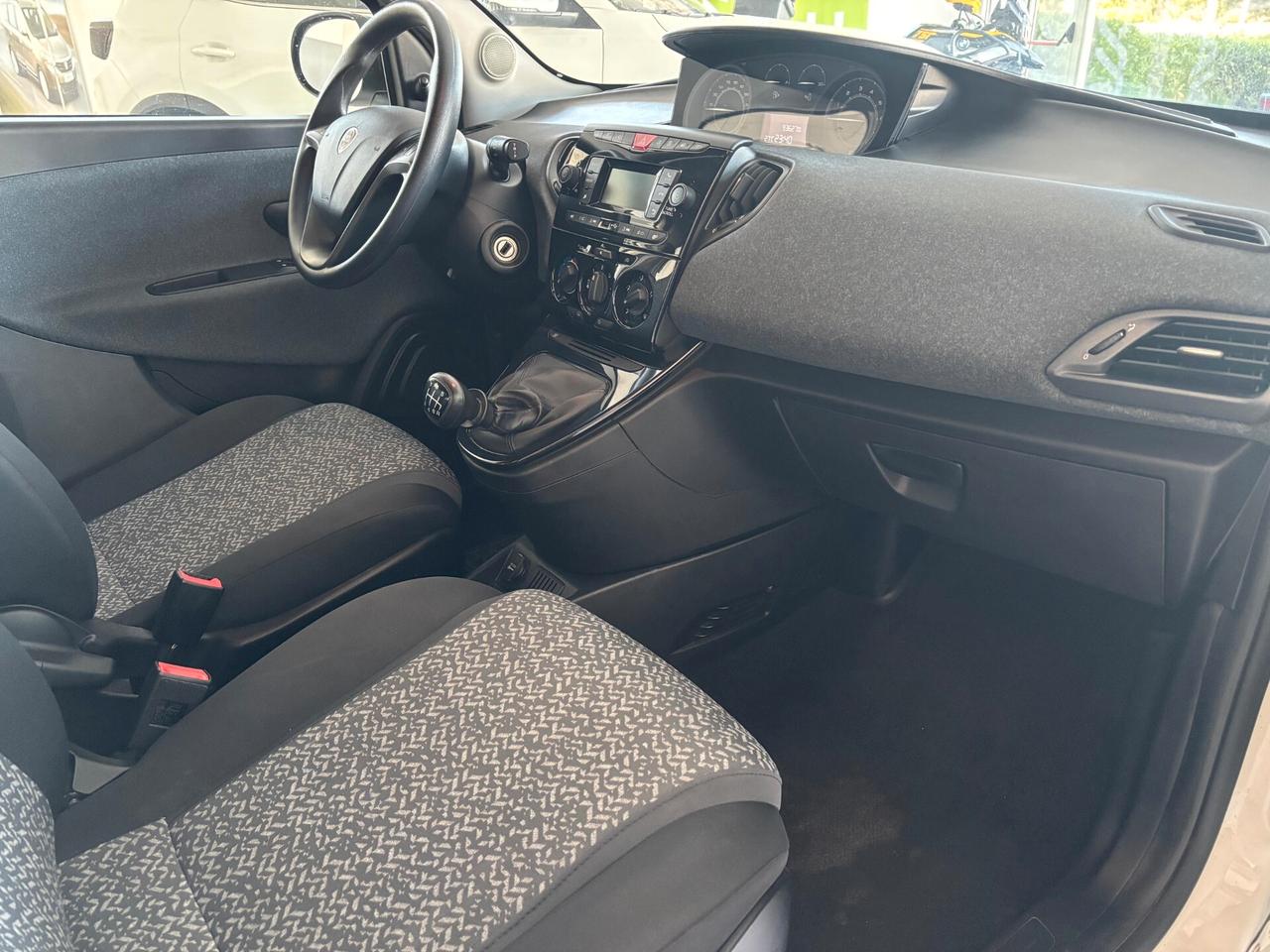 Lancia Ypsilon 1.0 FireFly 5 porte S&S Hybrid Silver