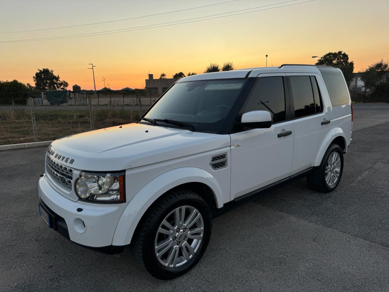 Land Rover Discovery 4 3.0 SDV6 245CV Black&White Limited Edition