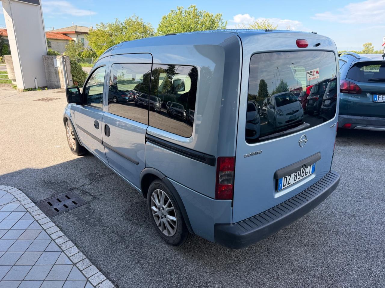 Opel Combo 1.6 benzina , metano