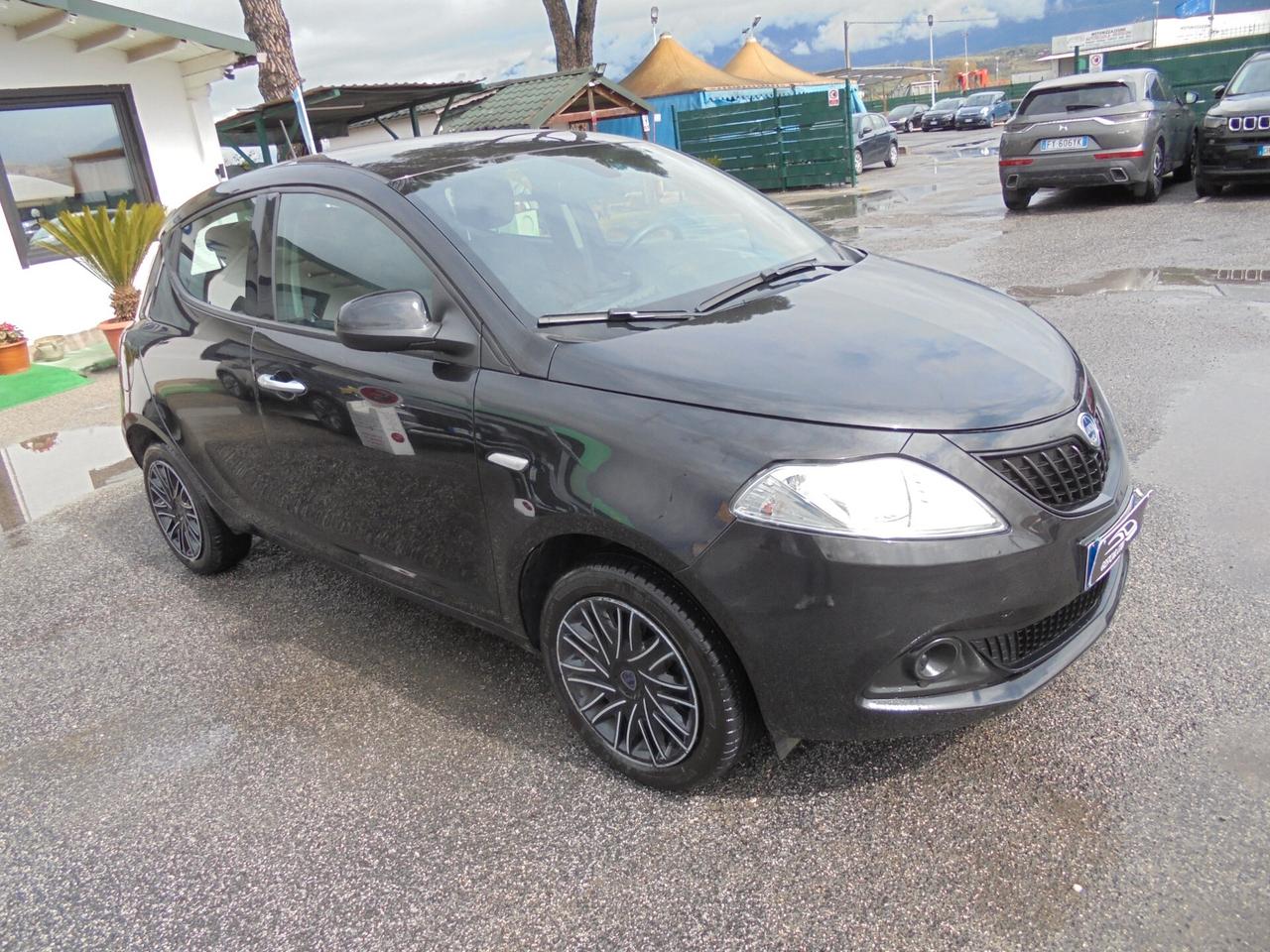 Lancia Ypsilon 1.0 FireFly 5 porte S&S Hybrid Silver