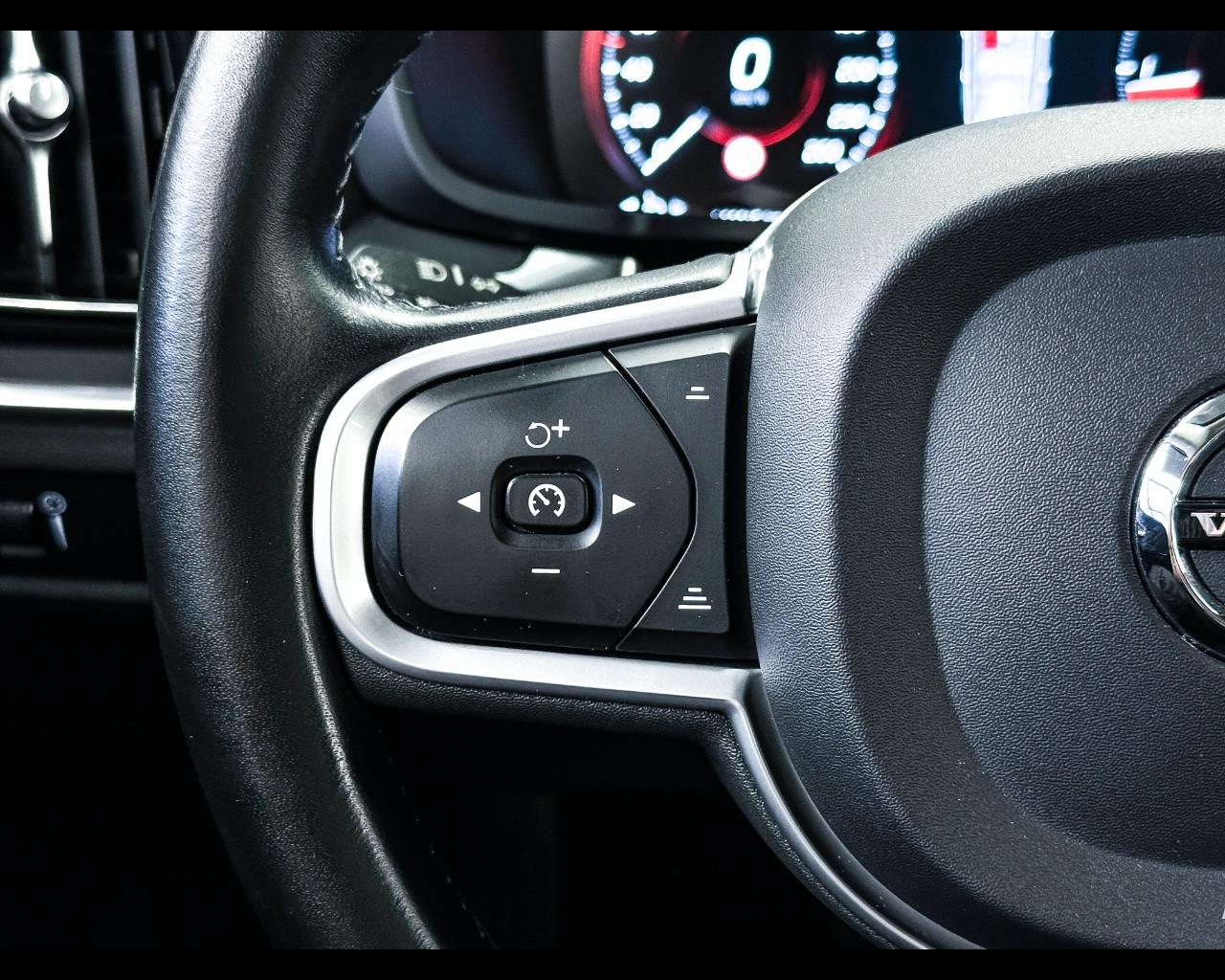 VOLVO V60 (2018-->) - V60 D3 Geartronic Momentum Business