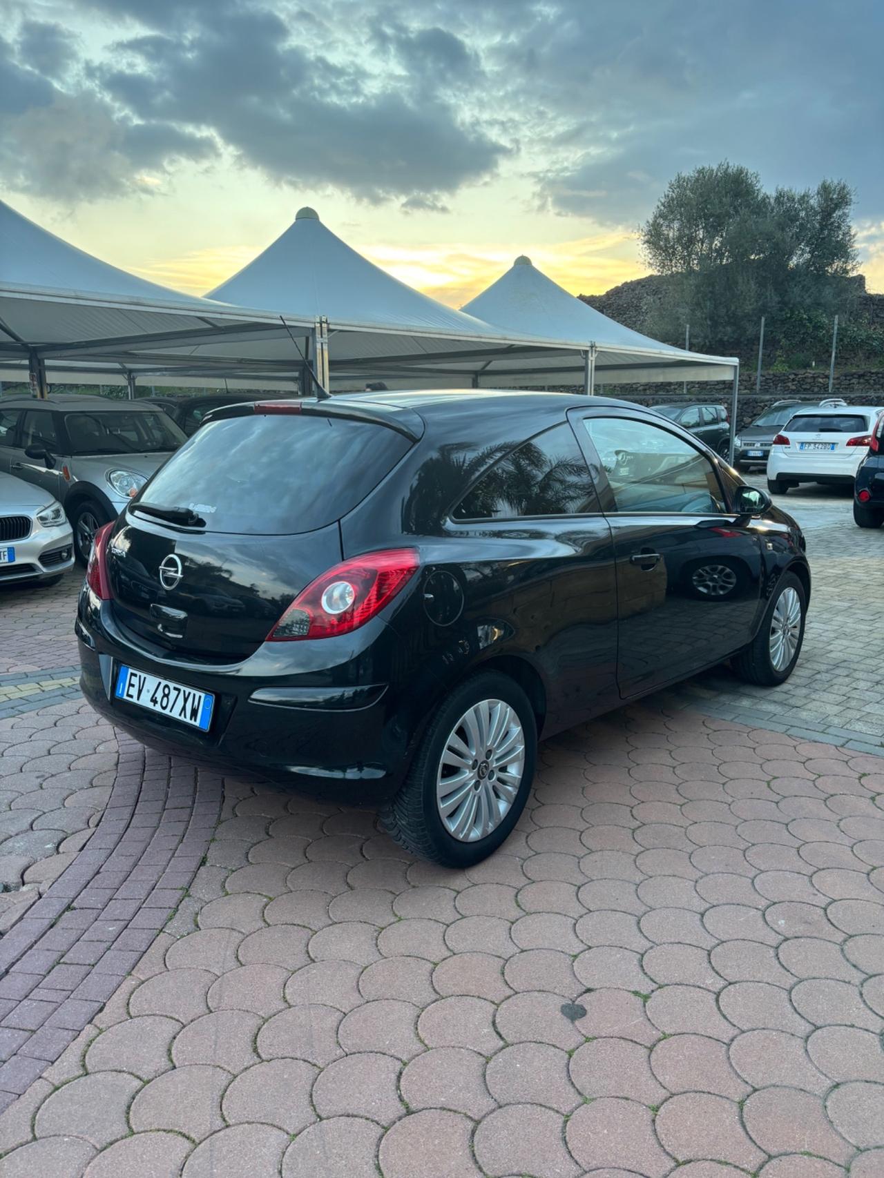 Opel Corsa 1.2 autom per handicap / disabili