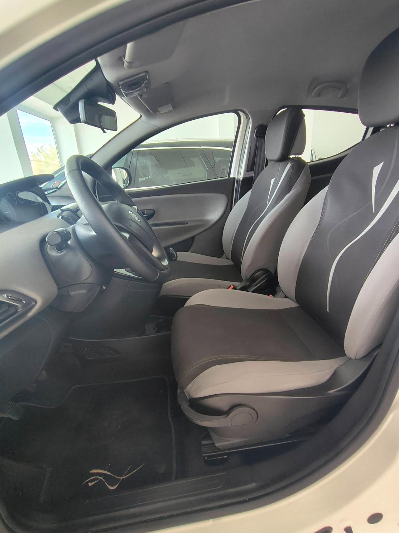 Lancia Ypsilon 0.9 TwinAir 85 CV 5 porte Metano Ecochic Silver