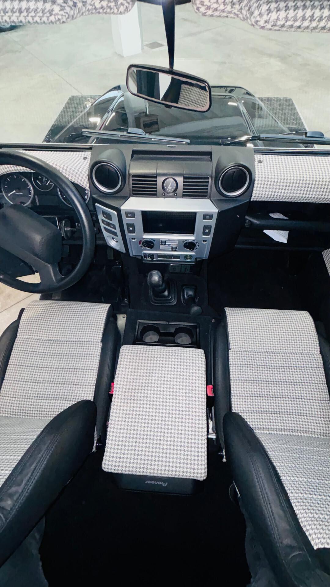 Land Rover Defender 110 (2009) – Edizione Custom Silver & Black