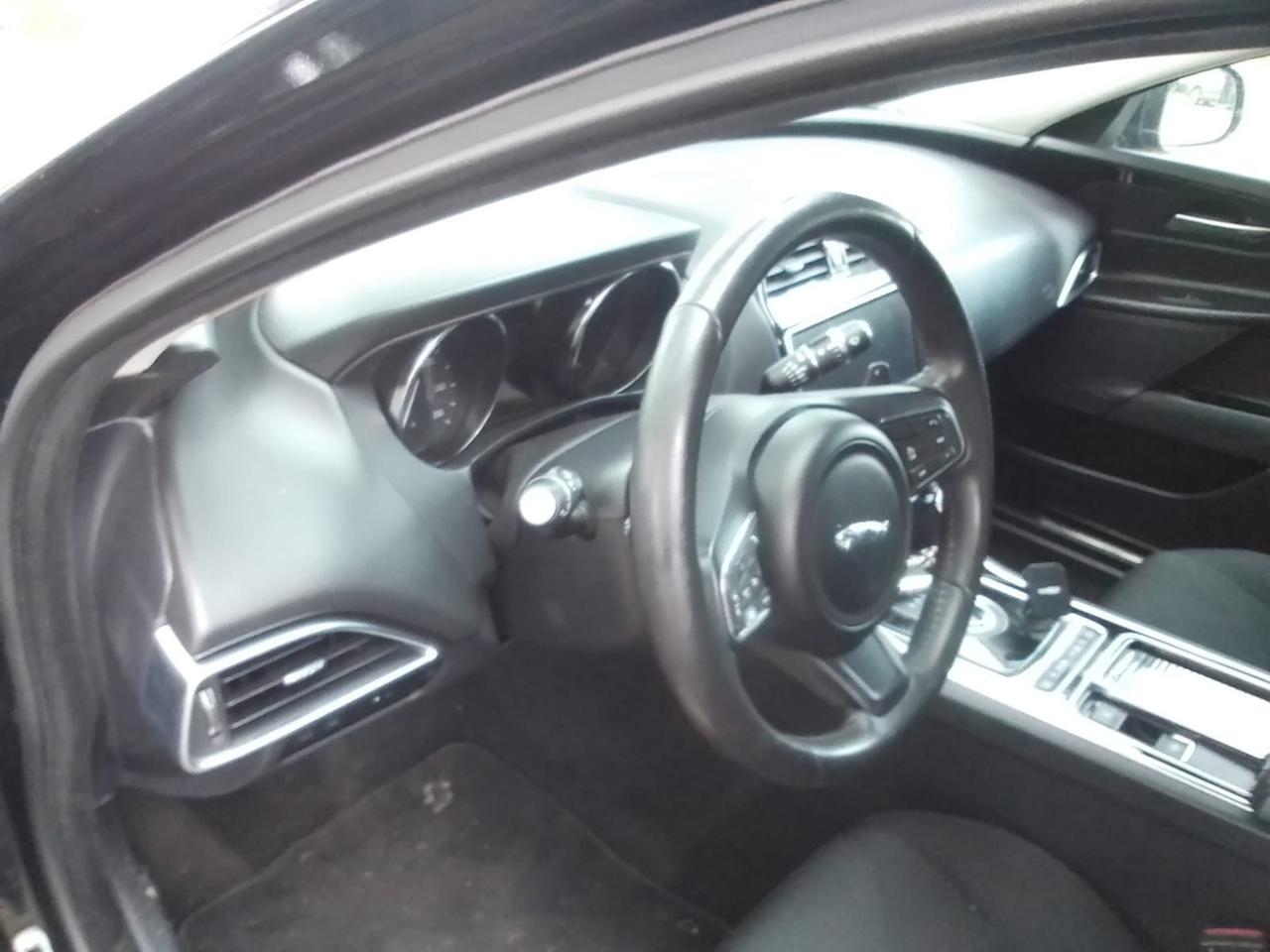 Jaguar XE 2.0 D 180 CV Pure