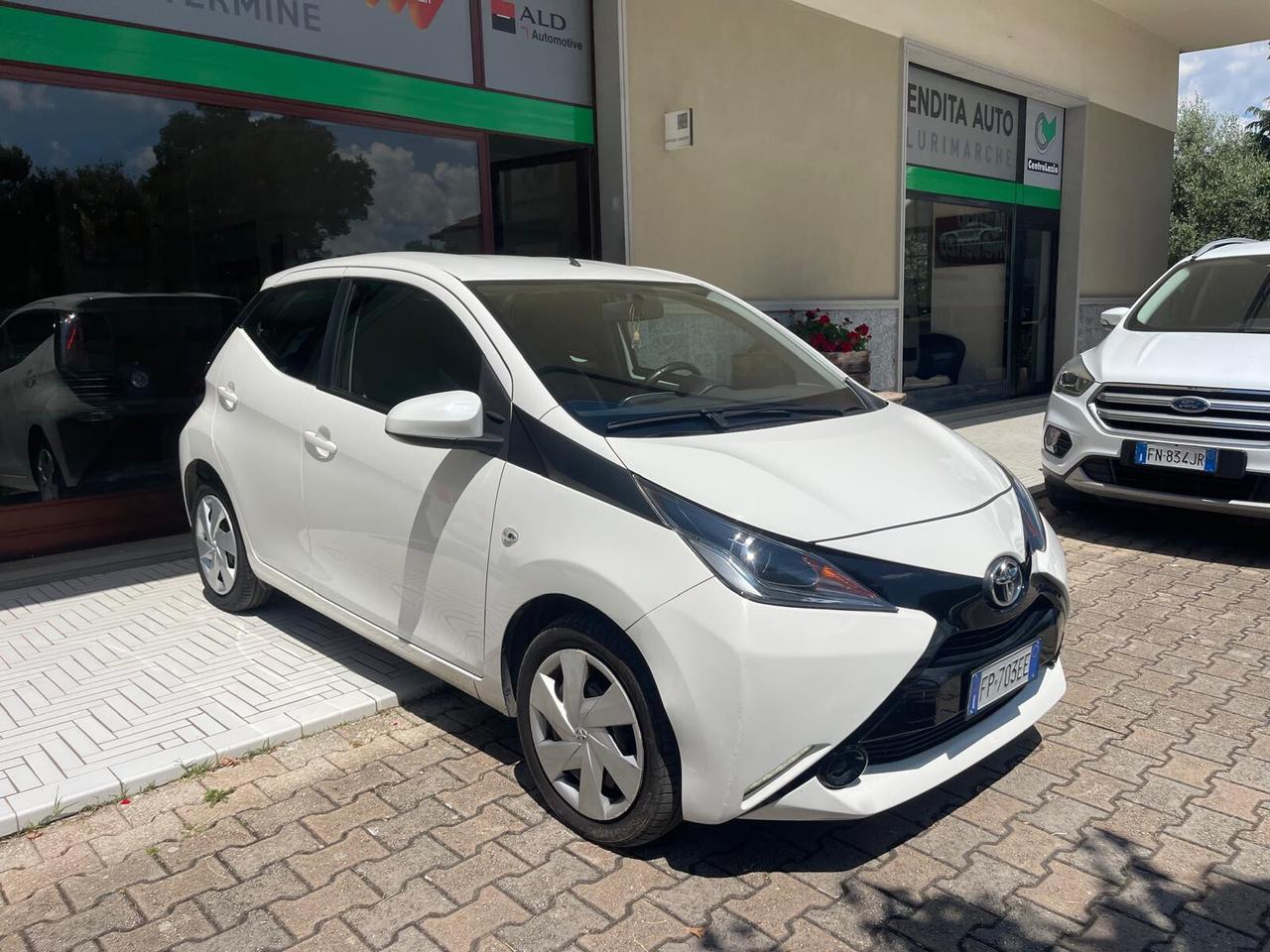 Toyota Aygo 1.0 VVT-i 69 CV 5 porte x-business MMT