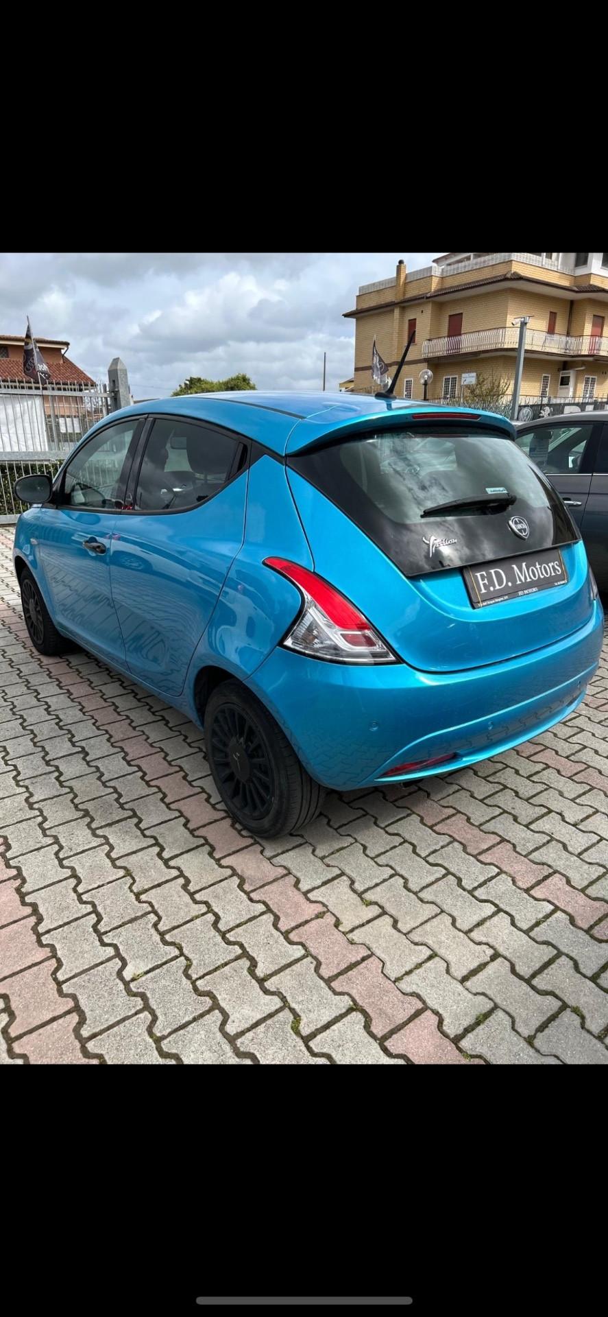 Lancia Ypsilon 1.0 FireFly 5 porte S&S Hybrid Ecochic Silver