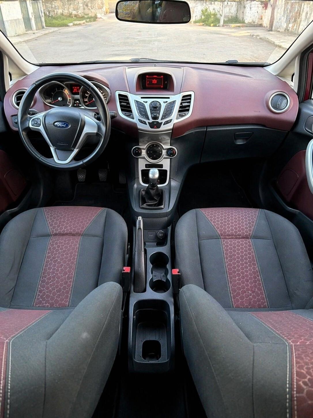 FORD FIESTA 1.4 TDCI TITANIUM – – REVISIONATA – PERFETTA Ottima Ford Fiesta 1.4 TDCI 68 cv, versione Titanium, auto affidabile ed economica nei consumi, ideale per uso quotidiano. Immatricolazione: 2009 Chilometraggio: 150.000 km Alimentazione: