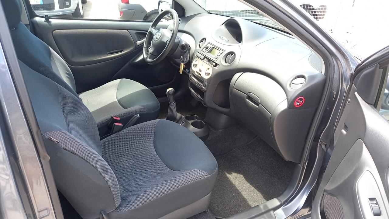 Toyota Yaris 1.0i 16v Cat 3porte - Neopatentati