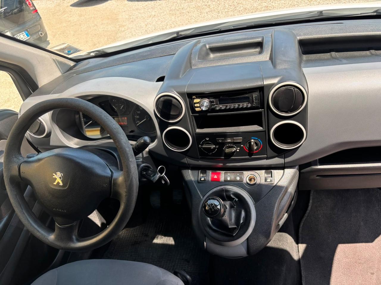 Peugeot partner seguito da casa madre