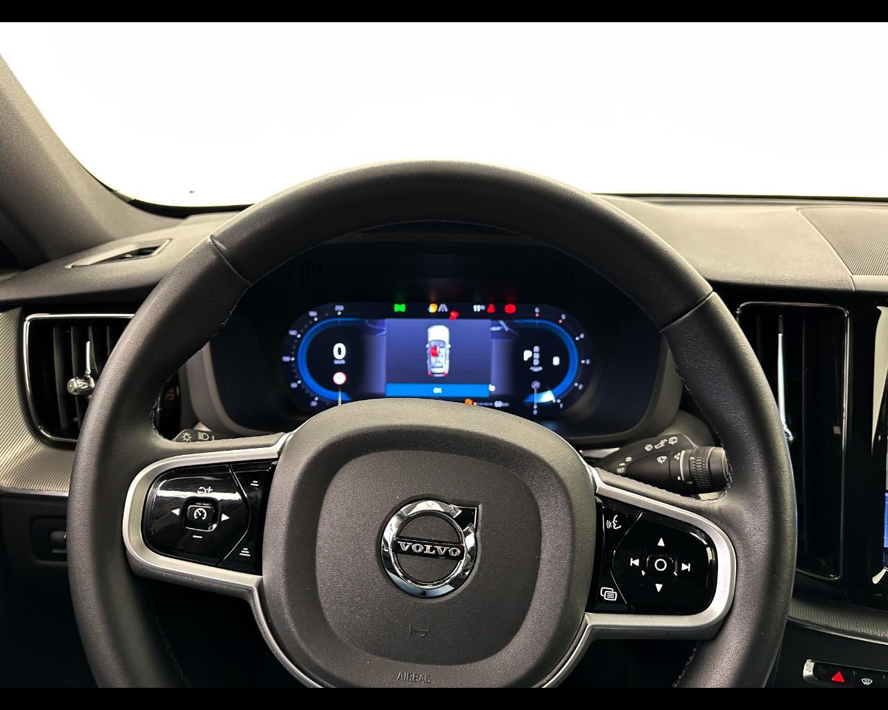 VOLVO XC60 B4 (d) AWD automatico Plus Dark