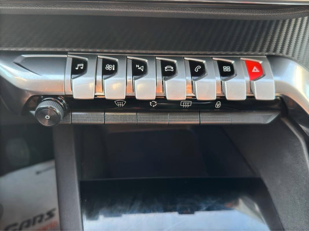 Peugeot 3008 1.5 bluehdi Active 130cv con Telecamera e CarPlay