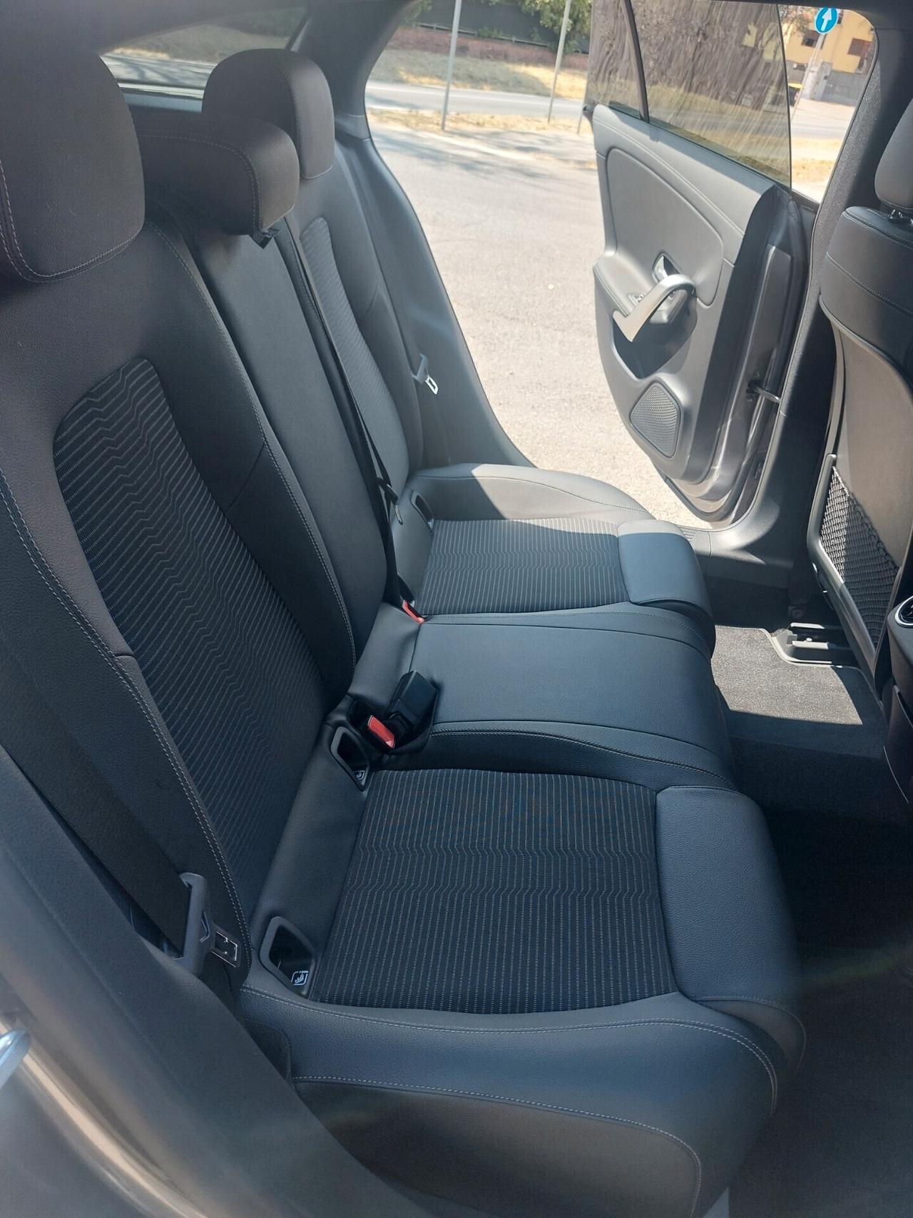 Mercedes-benz CLA 200 D automatico s .brake executive Km 2549 originali
