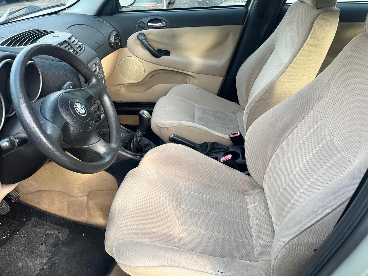 Alfa Romeo 147 1.6i 16V Twin Spark cat 5p. Distinctive